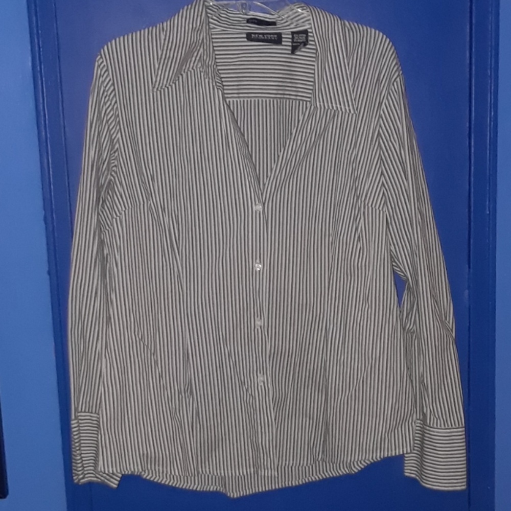New York & Company City Stretch Long Sleeve shirts